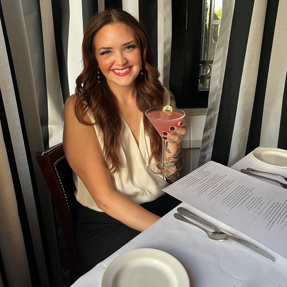 Meet your Posher, Hillary - Picture 4 of 4